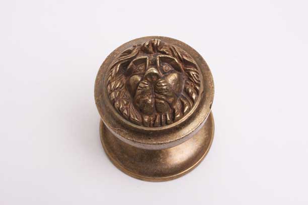 Deurknop rond leeuwenkop de voordeur vast brons antiek 74mm