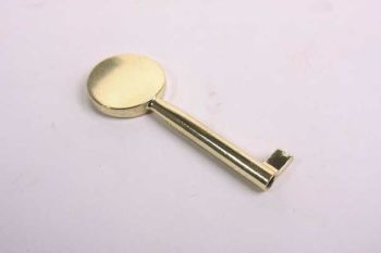 Moderne sleutel met dicht rond oog messingkleur gat 45mm