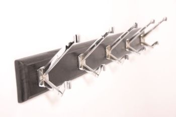 Kapstok met vijf of vier art deco haken blinkend chroom op zwart hout