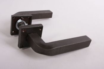 Deze industriële deurkruk met ronde hoeken is gemaakt van massief gebogen ijzer en is zwaar uitgevoerd. De deurkruk heeft een roestkleurige afwerking.
