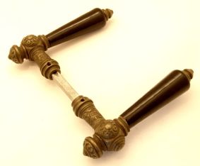 Deurklinken (paar) brons antiek met zwart porselein.