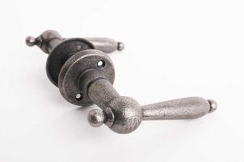 Landelijke deurkruk oud grijs van gietijzer met ronde rozetten per paar