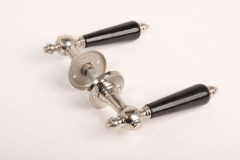 Deurkruk klassiek blinkend nikkel met zwart porselein en ronde krukrozetten