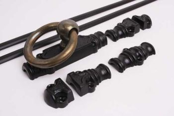 Landelijke espagnoletsluiting zwart met ringgreep in brons antiek met twee stangen