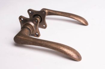 Klassieke deurkrukken klein brons antiek met rozetten