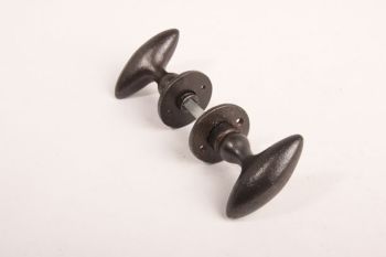 Deurknop (paar) ovaal roest 71mm met ronde rozetten 47mm