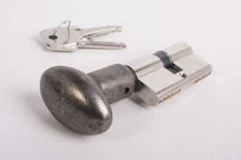Profielcilinderslot met ovale, zilver antieke knop gemaakt van massief messing en een maat van 30mm+30mm.