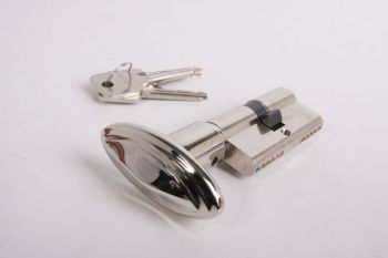 Profielcilinderslot met ovale, blinkend nikkelen knop met randje gemaakt van massief messing en een maat van 30mm+30mm.