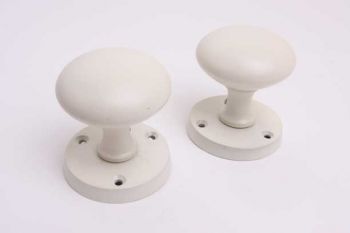 Ronde deurknop draaibaar antiek wit op messing 54mm per paar