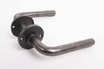 Deurkruk industrieel rond ijzer grijs tinkleur 16mm met ronde rozetten