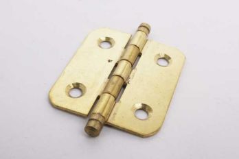 Klassiek meubelscharniertje messingkleur ijzer met ronde hoeken 40mm x 35mm