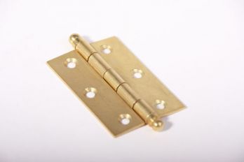 Scharnier messingkleur op ijzer met bolletje 63x42mm bled in het midden