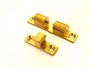 Kogelsnapper voor het sluiten van deurtjes 50mm massief messing