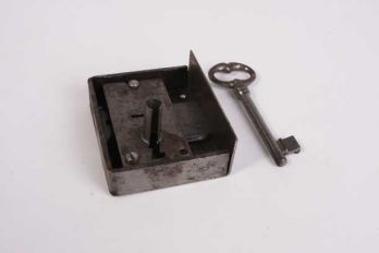 Opdekslot 20/25/30/35/40/45/50/55/60 mm links in blank ijzer met sleutel.