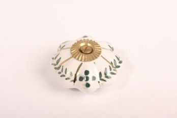 Knop porselein wit met groene bloemen 48mm met voetje en messing bout