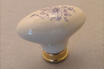 Knop wit porselein 42mm ovaal met blauwe bloem messing polijst