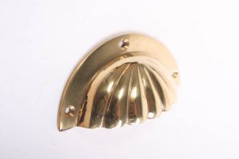 Komgreep schelp ribbel messing polijst 90mm