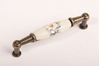 Greep porselein met witte bloem en brons antiek 96mm