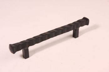Greep gietijzer zwart 128mm brut