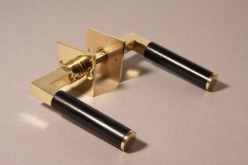 Deurkruk Bauhaus vierkant messing polijst met zwart ebben incl. rozetten