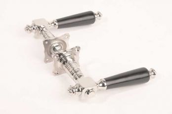 Deurkruk klassiek nikkel en zwart ebben met rozetten 136mm