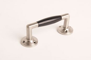 Greep met voetje 135mm geborsteld nikkel met zwart ebbenhout