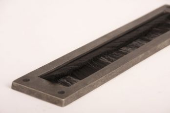 Tochtborstel voor brievenbus zilver antiek met zwarte borstel