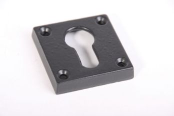 Cilinderrozet gemaakt van gietijzer met een afwerking in zwart. De cilinderplaat is 10mm dik (hol) en 50mm hoog en breed.
