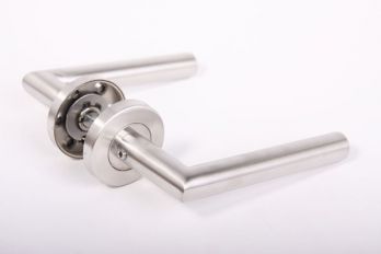 Deurkrukken paar rond 19mm RVS 134mm met geveerde rozetten