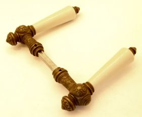 Deurklinken (paar) brons antiek met antiek wit porselein.