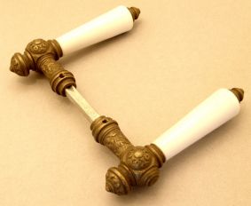 Deurklinken (paar) brons antiek met wit porselein.