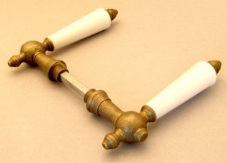 Deurklinken (paar) brons antiek met wit porselein.