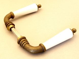 Deurklinken (paar) brons antiek met antiek wit porselein.