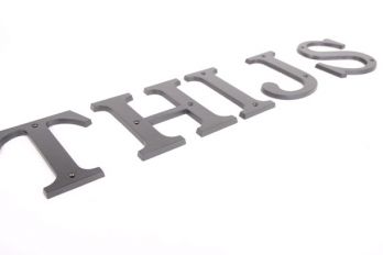 Huisletter groot zwart letter A-Z , &, @ en - 140mm
