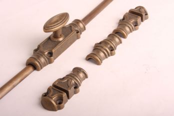 Een raam- en deur espagnoletsluiting in de kleur brons antiek of messing polijst gemaakt van massief messing. Deze sluiting wordt geleverd met stangen