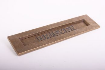 Brievenbus groot geveerd brons antiek met tekst BRIEVEN