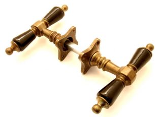 Deurkrukken (paar) T-vormig brons antiek en zwart porselein met rozet