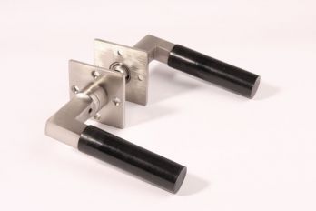 Deurkruk Bauhaus 110mm geborsteld nikkel met bakeliet en 2 rozetten