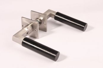 Deurklink Bauhaus 120mm geborsteld nikkel met bakeliet en 2 rozetten