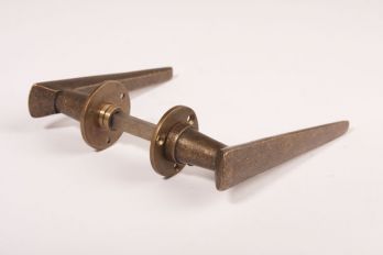 Art Deco deurkruk is gemaakt van massief messing en heeft een brons antieke kleur. De lengte van het handvat is 135mm.