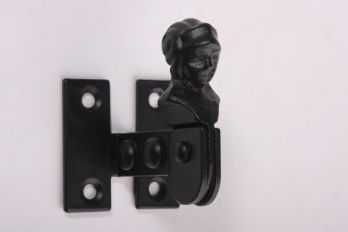 Luik vastzetter zwart opschroefbaar 60mm. Luik vastzetter gemaakt van ijzer met een zwarte poedercoating.