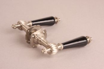 Modern klassieke deurkruk ribbel in geborsteld nikkel met porselein en rozetten
