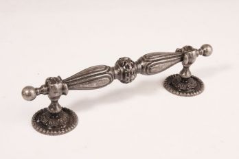 Deurgreep klassiek gemaakt van massief messing in de kleur antiek zilver en 240 mm lang. Deze greep kan zowel op binnen- als buitendeuren gebruikt worden.