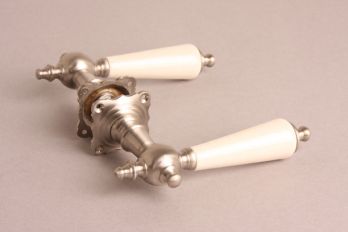 Modern klassieke deurklink geborsteld nikkel met wit porselein inclusief rozetten