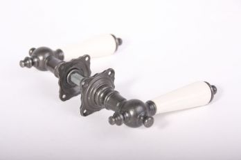 Deurkrukken (paar) tinkleur met antiek wit porselein +rozetten