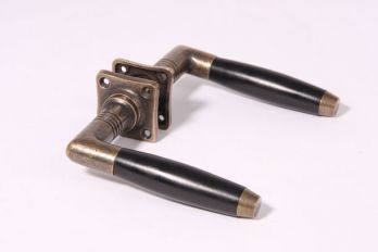 Deurkruk (paar) ton-model brons antiek bakeliet incl. rozetten
