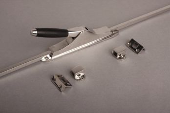 Pompespagnolet jaren dertig tonmodel voor dubbele deuren en ramen. Deze espagnoletsluiting met twee stangen heeft een afwerking van blinkend chroom.