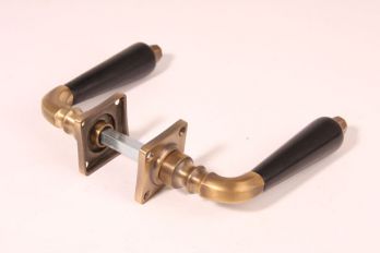 Deurkruk (paar) 8 kantig brons antiek met ebbenhout incl. rozetten