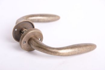 Deurkruk 130mm brons antiek met ronde rozetten per paar