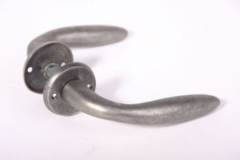Deurkruk ergonomisch 130mm zilver antiek met rozetten per paar